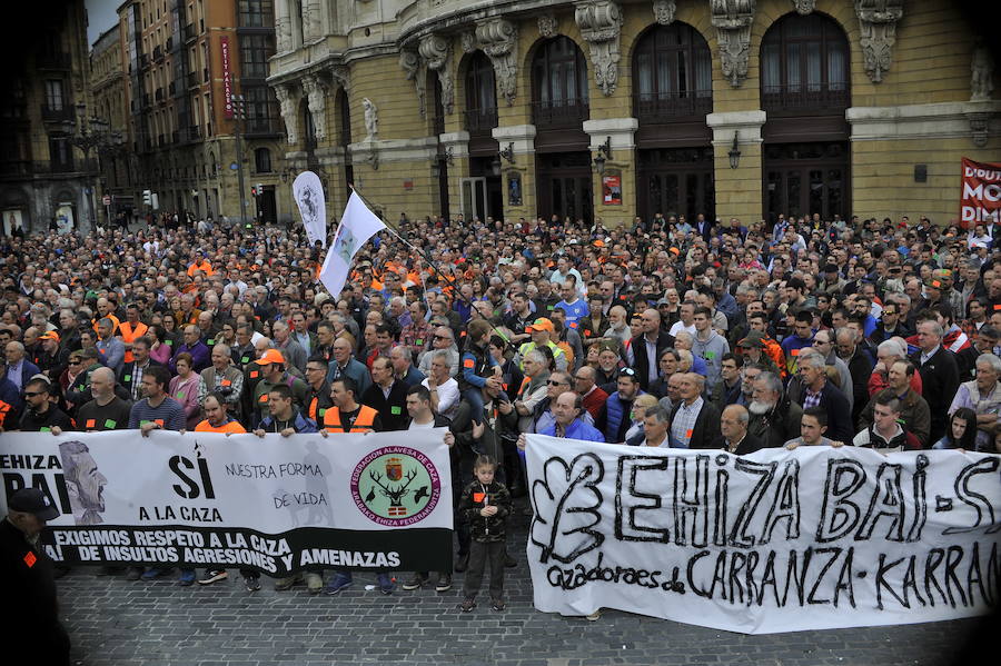 Los aficionados a esta práctica han protagonizado una multitudinaria protesta frente al Teatro Arriaga