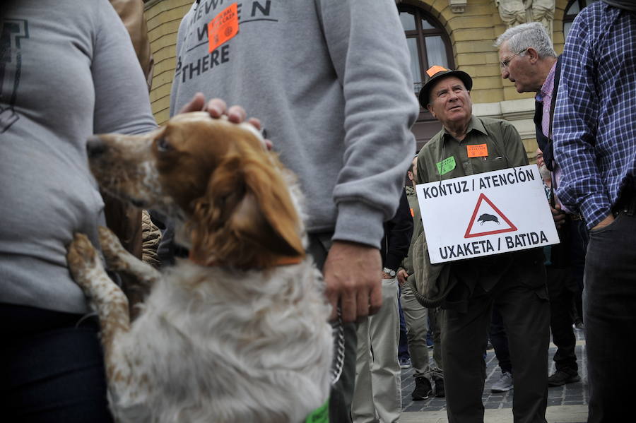 Los aficionados a esta práctica han protagonizado una multitudinaria protesta frente al Teatro Arriaga