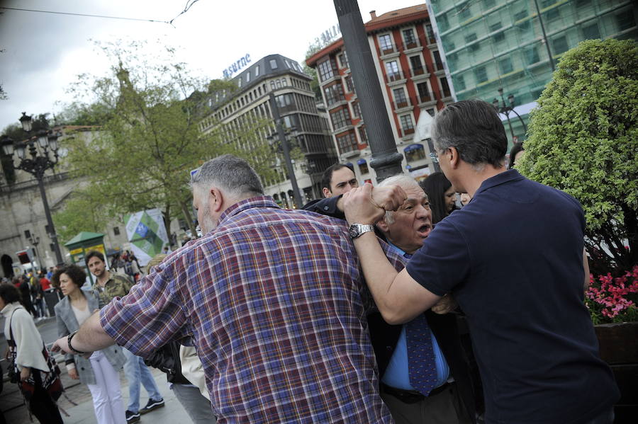 Los aficionados a esta práctica han protagonizado una multitudinaria protesta frente al Teatro Arriaga