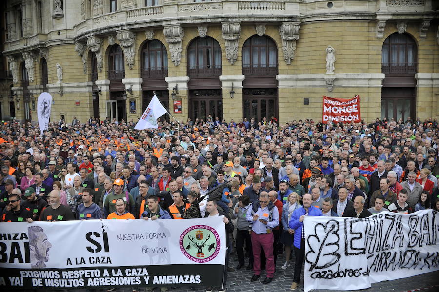 Los aficionados a esta práctica han protagonizado una multitudinaria protesta frente al Teatro Arriaga