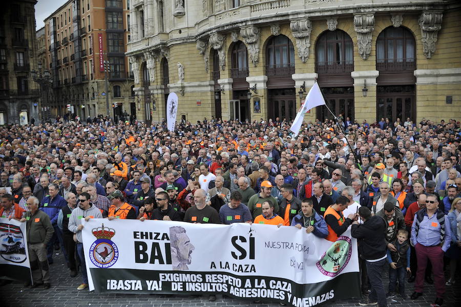 Los aficionados a esta práctica han protagonizado una multitudinaria protesta frente al Teatro Arriaga