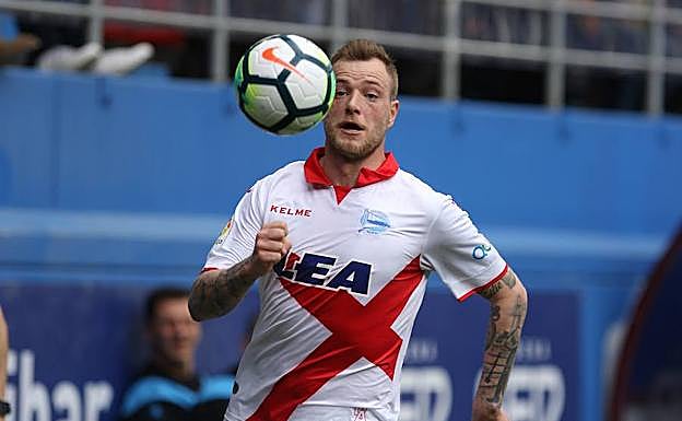 John Guidetti persigue el balón frente al Eibar en Ipurua