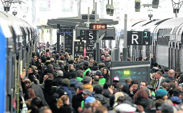 Imagen principal - 1. Viajeros se agolpan en la estación de Lyon el primer día de huelga. 2. Estudiantes franceses protestan contra las reformas de Macron en París. 3. Una trabajadora de SNCF participa en una movilización.