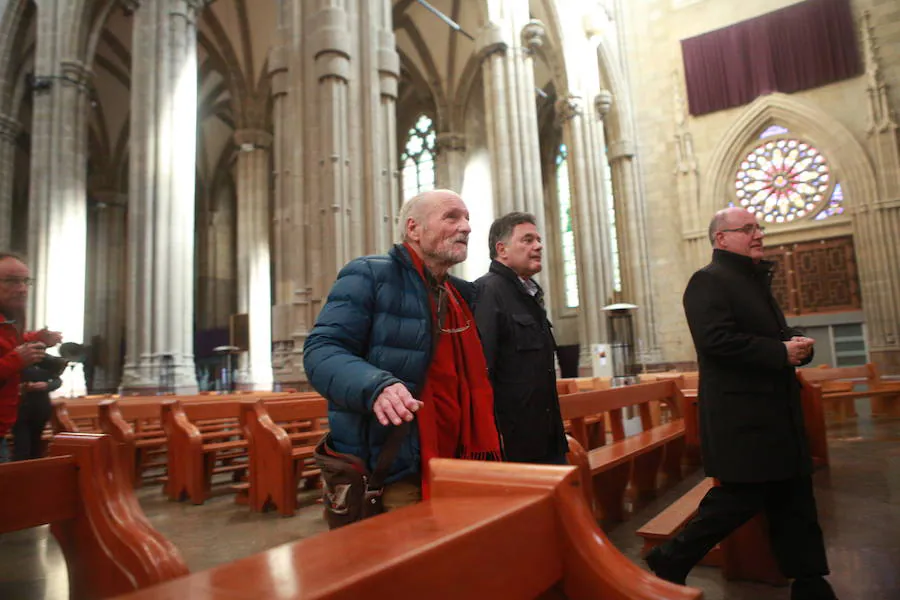 El artista presenta a las autoridades alavesas y autonómicas su idea para la nueva escultura que se colocaría en el templo dedicado a María Inmaculada.