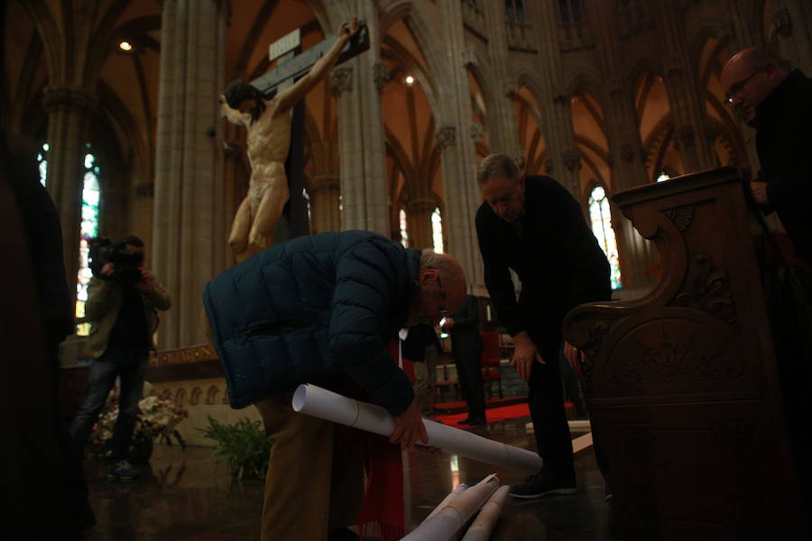 El artista presenta a las autoridades alavesas y autonómicas su idea para la nueva escultura que se colocaría en el templo dedicado a María Inmaculada.