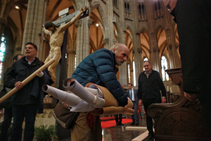 El artista presenta a las autoridades alavesas y autonómicas su idea para la nueva escultura que se colocaría en el templo dedicado a María Inmaculada.