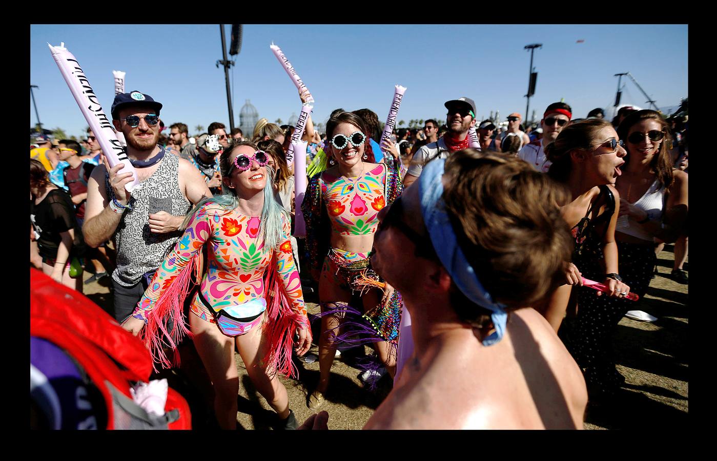 Mucha gente viene por la música o por las increíbles fiestas que se celebran en la piscina; otros, porque es una de las pocas ocasiones en las que es posible usar ropa interior como pantalones sin que nadie mueva un párpado. Es lo que dicen algunos del festival Coachella, uno de los eventos musicales más importantes y selectos del año, que se celebra estos días en, Indio, al sur de California. El precio de las entradas oscila entre 400 y 900 dólares. Y se agotaron en enero.