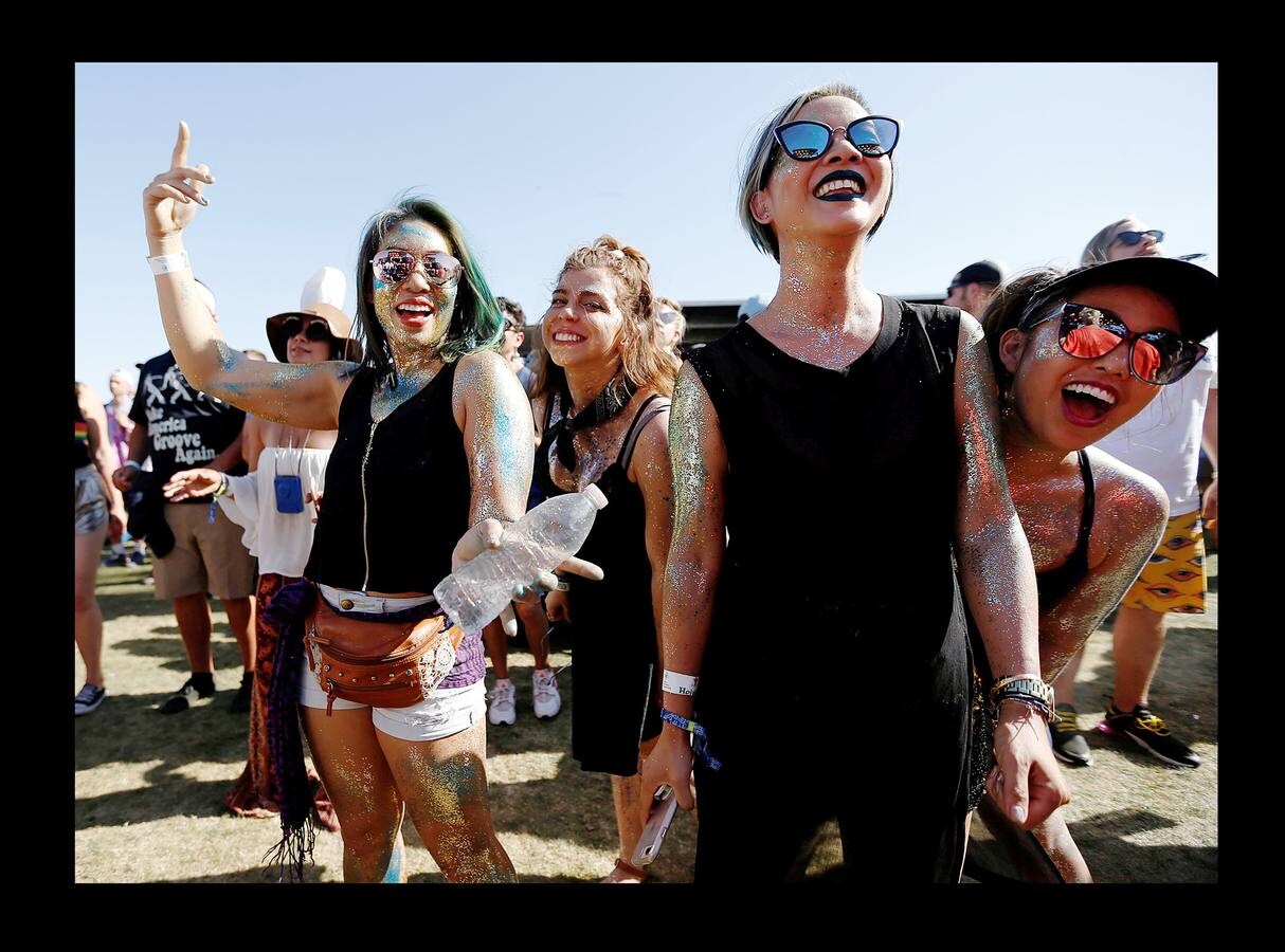 Mucha gente viene por la música o por las increíbles fiestas que se celebran en la piscina; otros, porque es una de las pocas ocasiones en las que es posible usar ropa interior como pantalones sin que nadie mueva un párpado. Es lo que dicen algunos del festival Coachella, uno de los eventos musicales más importantes y selectos del año, que se celebra estos días en, Indio, al sur de California. El precio de las entradas oscila entre 400 y 900 dólares. Y se agotaron en enero.