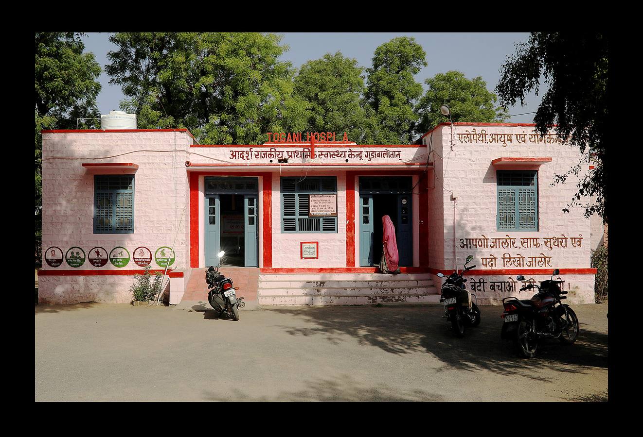 El Lifeline Express ha tratado a más de un millón de personas desde su creación, en 1991. Este tren de siete vagones, decorado con guirnaldas de flores, que atraviesa la India desde hace 27 años, se ha convertido en un verdadero hospital rodante para muchos miles de personas sin recursos. La mayor parte de los médicos son voluntarios de universidades u hospitales cercanos y, por lo general, pasan un mes en un distrito realizando cirugías que van desde cataratas y cáncer hasta hendiduras en el paladar y diversas ortopedias.