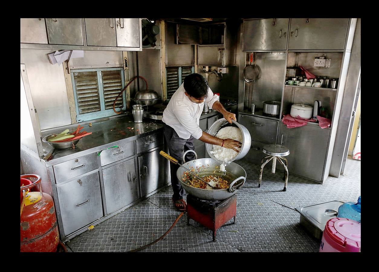 El Lifeline Express ha tratado a más de un millón de personas desde su creación, en 1991. Este tren de siete vagones, decorado con guirnaldas de flores, que atraviesa la India desde hace 27 años, se ha convertido en un verdadero hospital rodante para muchos miles de personas sin recursos. La mayor parte de los médicos son voluntarios de universidades u hospitales cercanos y, por lo general, pasan un mes en un distrito realizando cirugías que van desde cataratas y cáncer hasta hendiduras en el paladar y diversas ortopedias.