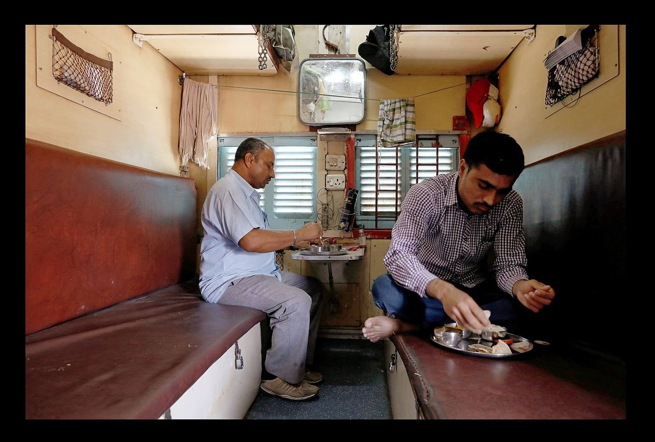 El Lifeline Express ha tratado a más de un millón de personas desde su creación, en 1991. Este tren de siete vagones, decorado con guirnaldas de flores, que atraviesa la India desde hace 27 años, se ha convertido en un verdadero hospital rodante para muchos miles de personas sin recursos. La mayor parte de los médicos son voluntarios de universidades u hospitales cercanos y, por lo general, pasan un mes en un distrito realizando cirugías que van desde cataratas y cáncer hasta hendiduras en el paladar y diversas ortopedias.