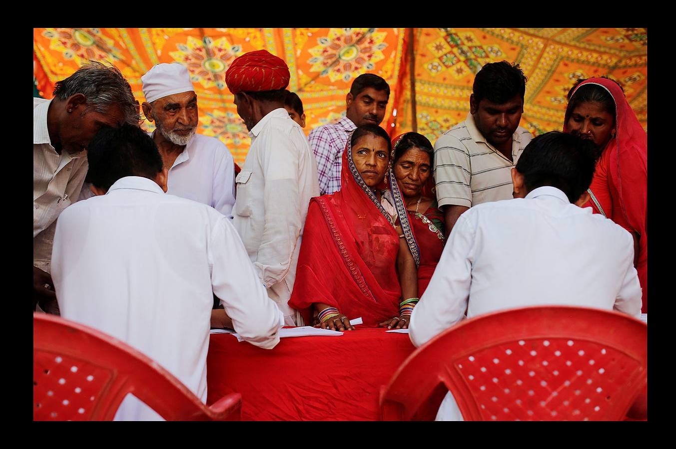 El Lifeline Express ha tratado a más de un millón de personas desde su creación, en 1991. Este tren de siete vagones, decorado con guirnaldas de flores, que atraviesa la India desde hace 27 años, se ha convertido en un verdadero hospital rodante para muchos miles de personas sin recursos. La mayor parte de los médicos son voluntarios de universidades u hospitales cercanos y, por lo general, pasan un mes en un distrito realizando cirugías que van desde cataratas y cáncer hasta hendiduras en el paladar y diversas ortopedias.