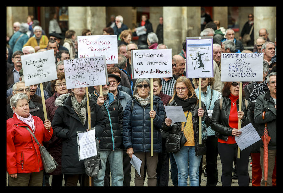 Cientos de jubilados vuelven a concentrarse en la capital alavesa para exigir «que se respete nuestra dignidad»