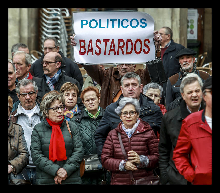 Cientos de jubilados vuelven a concentrarse en la capital alavesa para exigir «que se respete nuestra dignidad»