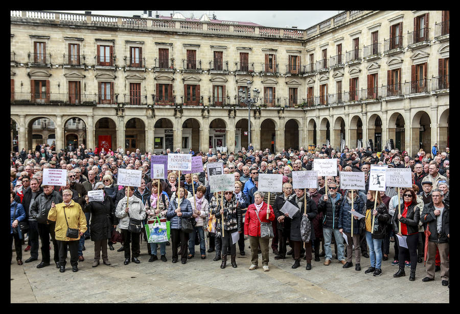 Cientos de jubilados vuelven a concentrarse en la capital alavesa para exigir «que se respete nuestra dignidad»