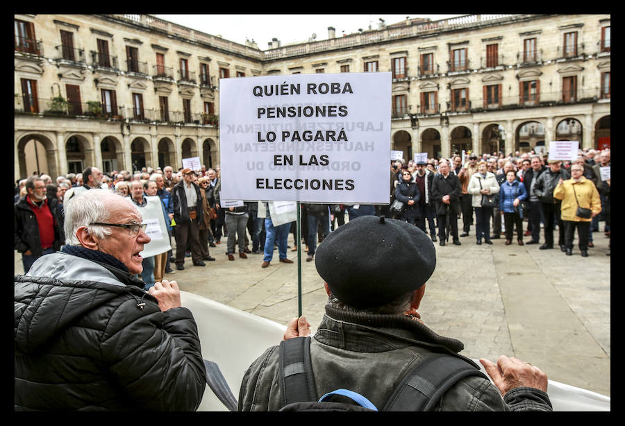 Cientos de jubilados vuelven a concentrarse en la capital alavesa para exigir «que se respete nuestra dignidad»