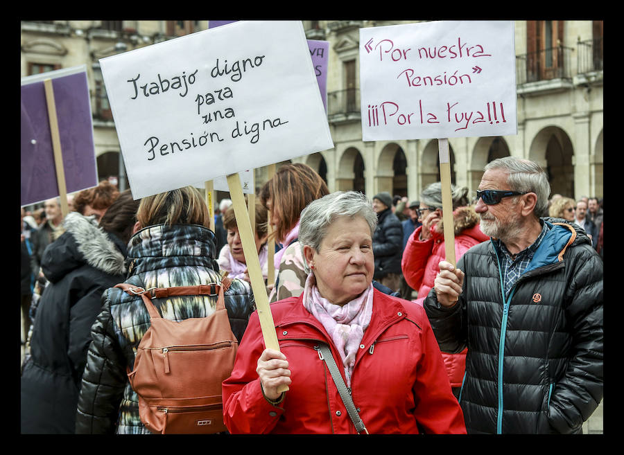 Cientos de jubilados vuelven a concentrarse en la capital alavesa para exigir «que se respete nuestra dignidad»