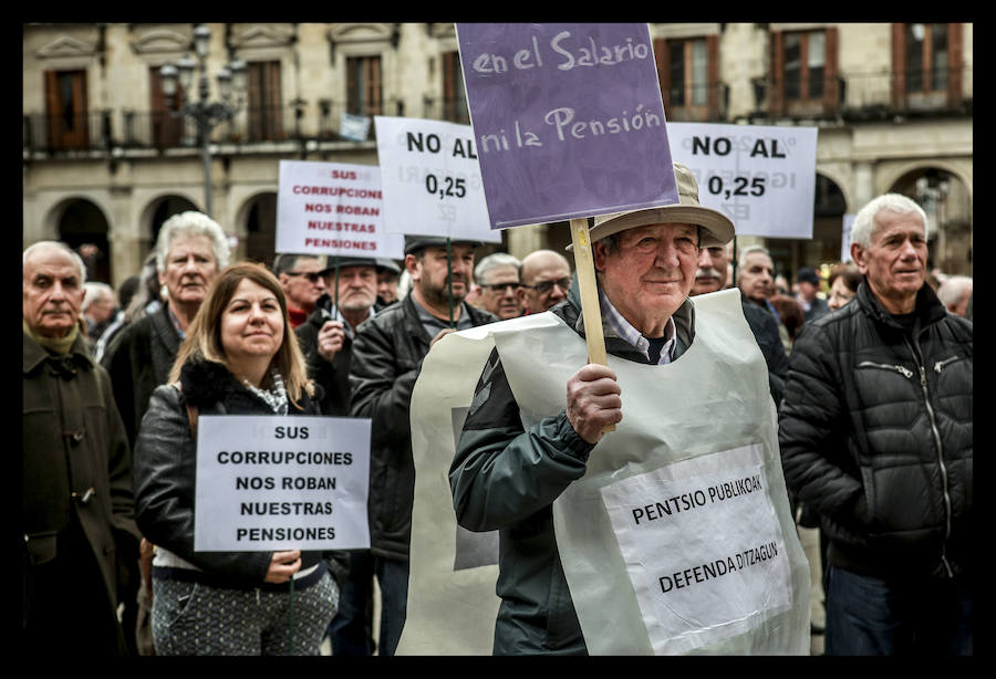 Cientos de jubilados vuelven a concentrarse en la capital alavesa para exigir «que se respete nuestra dignidad»