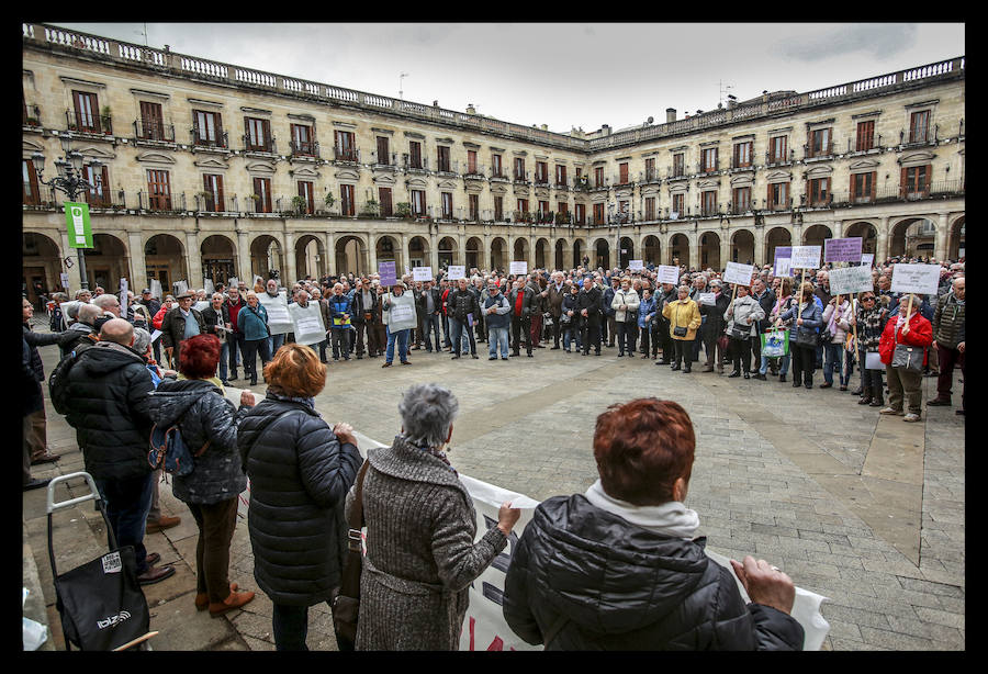 Cientos de jubilados vuelven a concentrarse en la capital alavesa para exigir «que se respete nuestra dignidad»