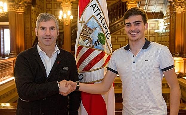 Urrutia y Córdoba se estrechan la mano tras la ampliación de su contrato.