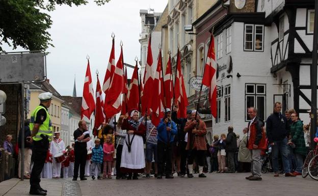 Desfile de daneses en Flensburg, ciudad de Schleswig-Holstein fronteriza con Dinamarca.