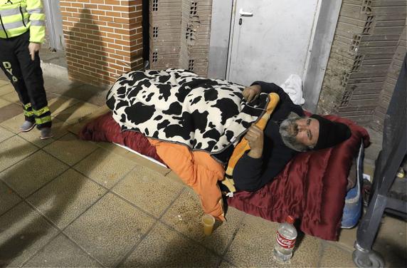 Imagen de una persona sin hogar en Bilbao . 