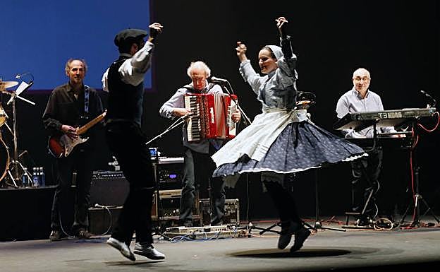 A Joselu Anaiak se sumaron los dantzaris de Algara. 