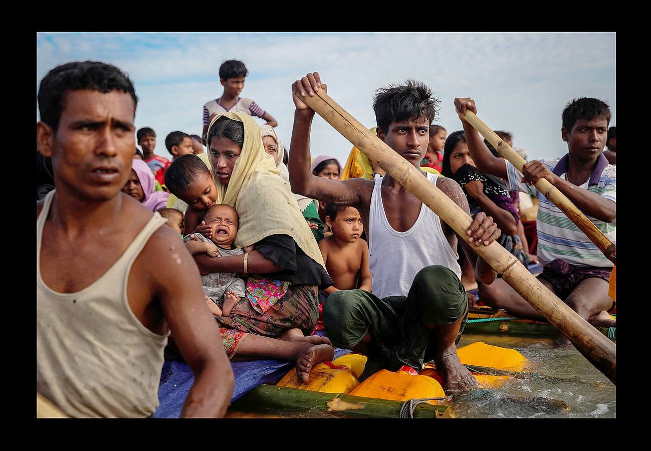 Refugiados rohinyás cruzan el río Naf con una balsa improvisada para alcanzar Bangladés, el 12 de noviembre de 2017.