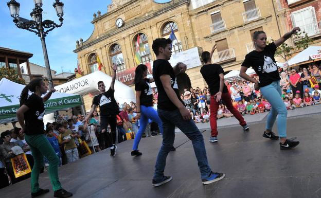 Componentes de Harteraphia interpretan una coreografía en plena Plaza de la Paz de Haro.
