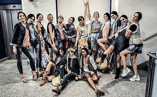 Los conjuntos elaborados en tela vaquera fueron algunos de los protagonistas. 