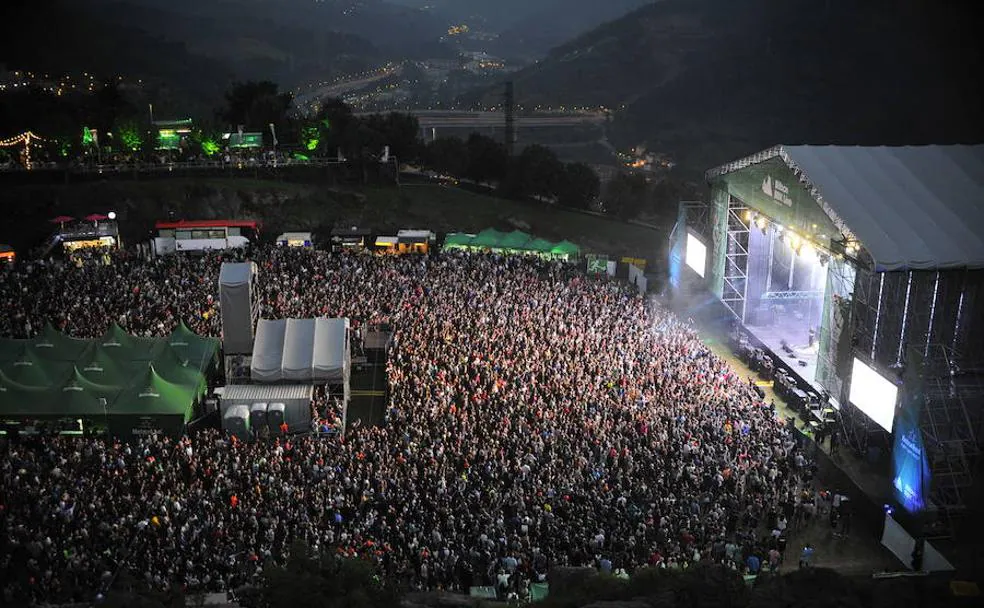 Miles de festivaleros disfrutan de un concierto en el Bilbao BBK Live.