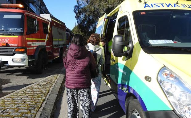 Los afectados entran en la ambulancia desplazada al lugar.