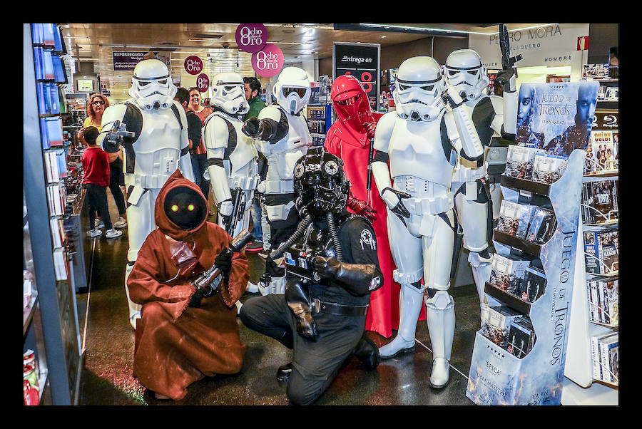 Miembros de la Legión 501 visitan la capital alavesa con motivo del lanzamiento de la última película de la saga, 'El último Jedi'