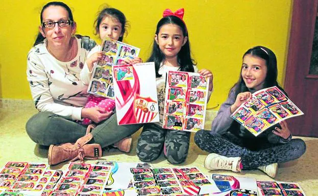 Entrevista a María Vázquez, la pionera que editó cromos de fútbol femenino  para sus hijas 