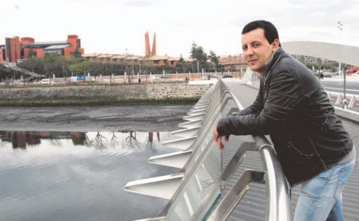 Josu Elespe posa en San Sebastián, ciudad a la que se trasladó la familia un año después del atentado que acabó con la vida de su padre en Lasarte. 