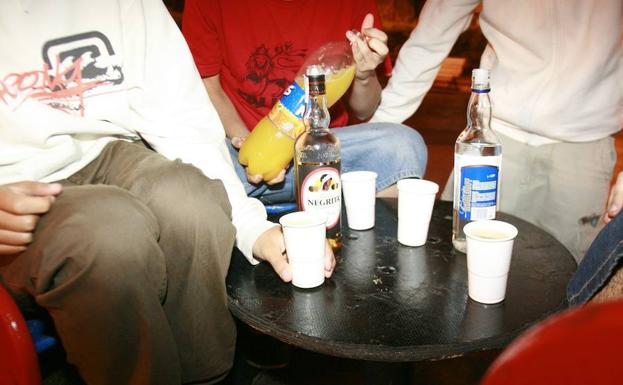 Varios jóvenes consumiendo bebidas alcohólicas. 