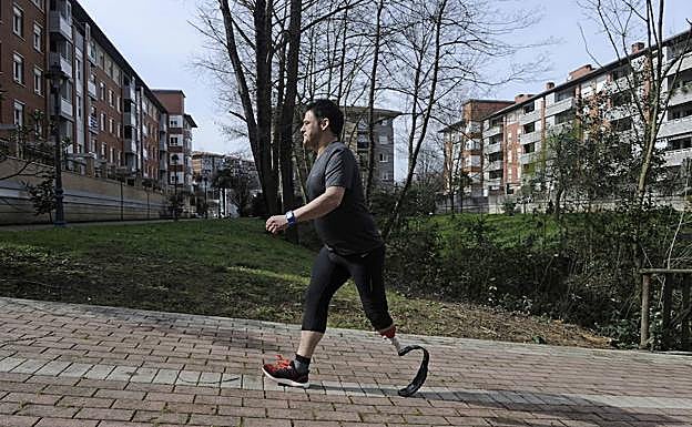 Alberto pasea por su barrio.