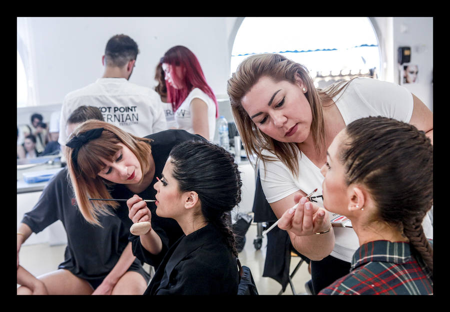 Siete diseñadores y dos grupos de universitarios muestran al público reunido en el Artium colecciones en las que han volcado toda su creatividad durante el Encuentro de Nuevos Creadores
