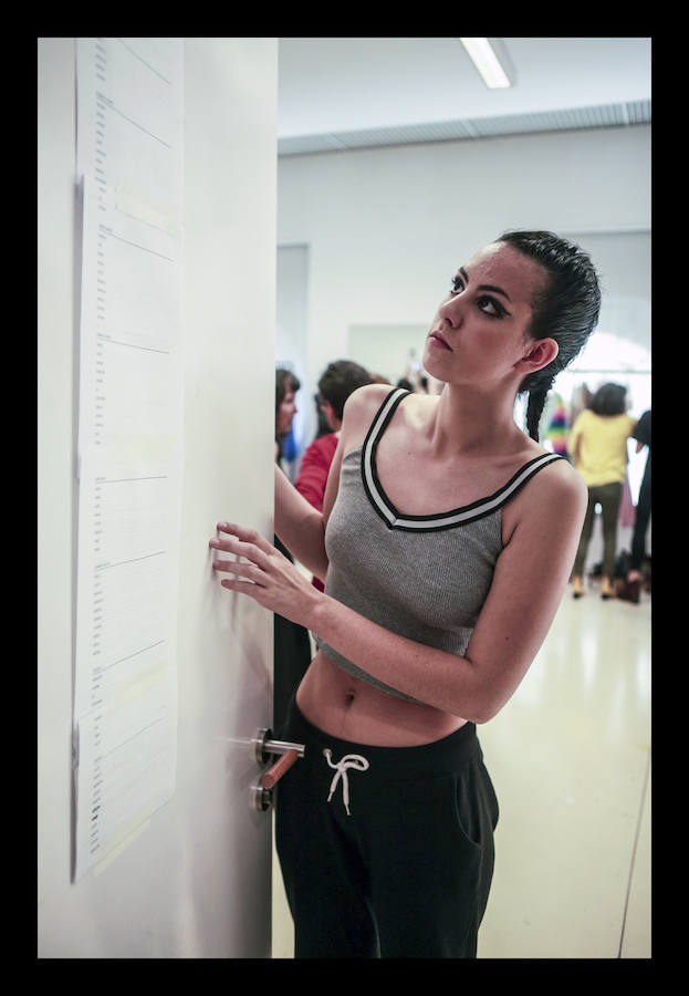 Siete diseñadores y dos grupos de universitarios muestran al público reunido en el Artium colecciones en las que han volcado toda su creatividad durante el Encuentro de Nuevos Creadores