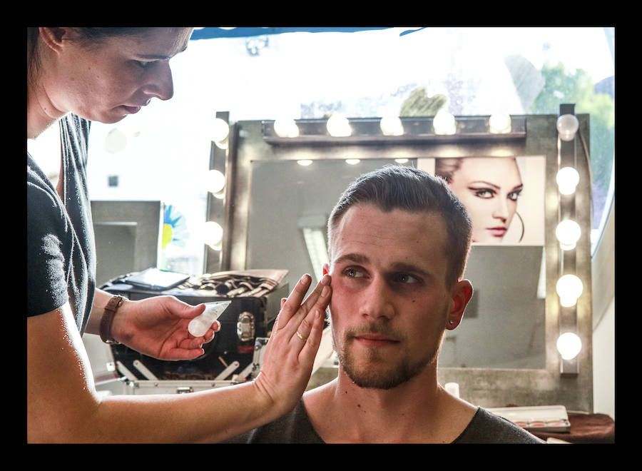 Siete diseñadores y dos grupos de universitarios muestran al público reunido en el Artium colecciones en las que han volcado toda su creatividad durante el Encuentro de Nuevos Creadores