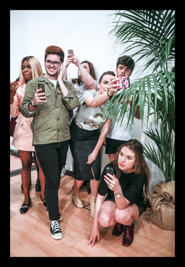 Siete diseñadores y dos grupos de universitarios muestran al público reunido en el Artium colecciones en las que han volcado toda su creatividad durante el Encuentro de Nuevos Creadores