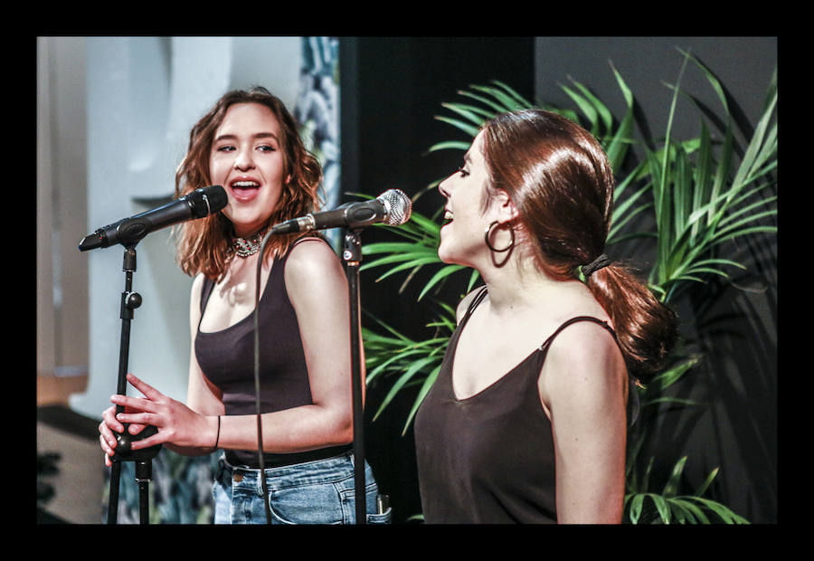 Siete diseñadores y dos grupos de universitarios muestran al público reunido en el Artium colecciones en las que han volcado toda su creatividad durante el Encuentro de Nuevos Creadores