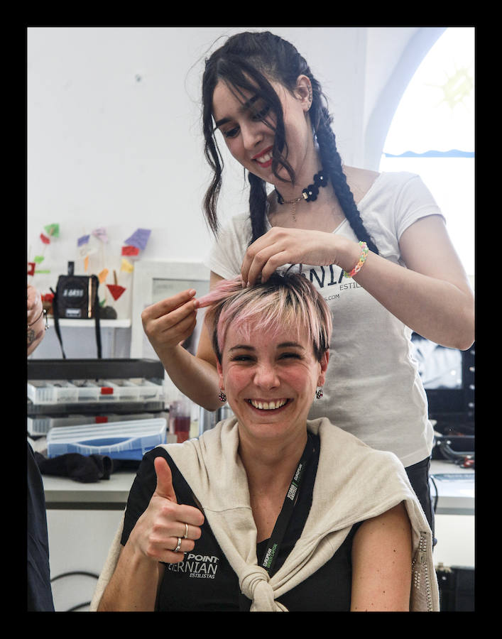 Siete diseñadores y dos grupos de universitarios muestran al público reunido en el Artium colecciones en las que han volcado toda su creatividad durante el Encuentro de Nuevos Creadores