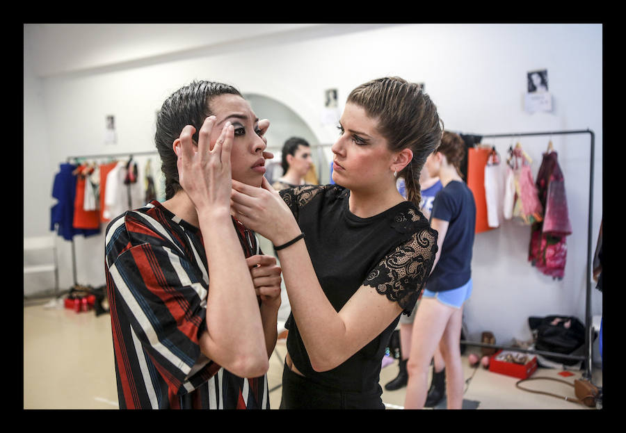 Siete diseñadores y dos grupos de universitarios muestran al público reunido en el Artium colecciones en las que han volcado toda su creatividad durante el Encuentro de Nuevos Creadores