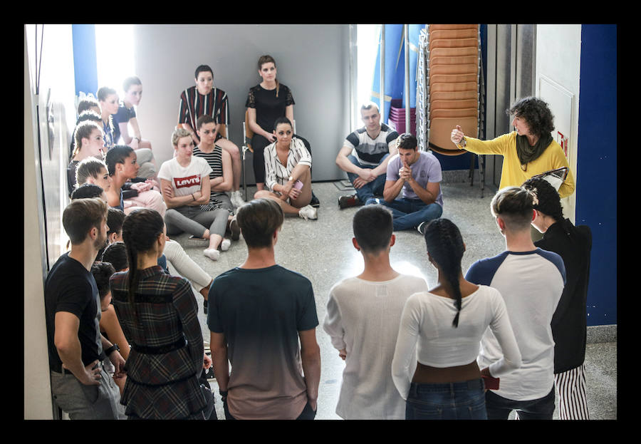 Siete diseñadores y dos grupos de universitarios muestran al público reunido en el Artium colecciones en las que han volcado toda su creatividad durante el Encuentro de Nuevos Creadores