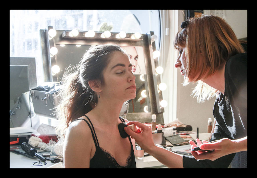 Siete diseñadores y dos grupos de universitarios muestran al público reunido en el Artium colecciones en las que han volcado toda su creatividad durante el Encuentro de Nuevos Creadores