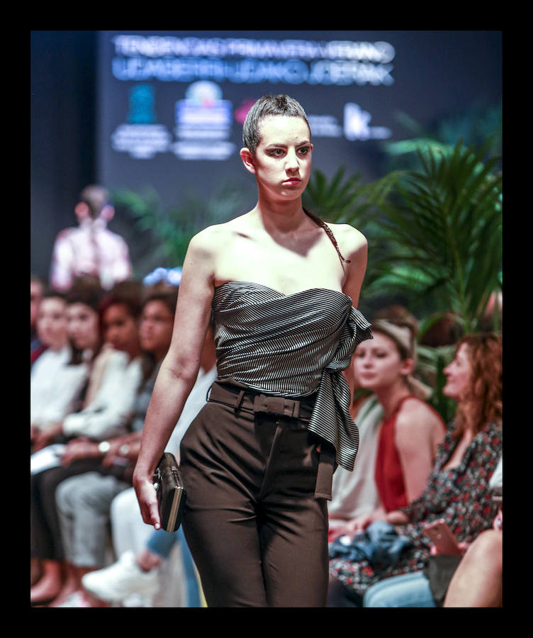 Siete diseñadores y dos grupos de universitarios muestran al público reunido en el Artium colecciones en las que han volcado toda su creatividad durante el Encuentro de Nuevos Creadores