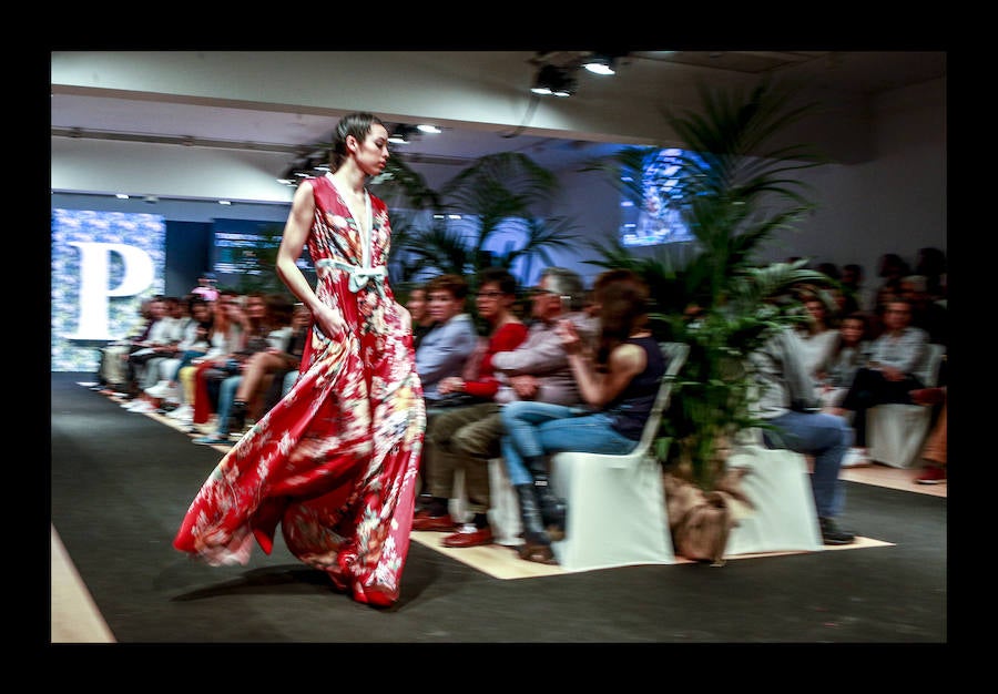 Siete diseñadores y dos grupos de universitarios muestran al público reunido en el Artium colecciones en las que han volcado toda su creatividad durante el Encuentro de Nuevos Creadores