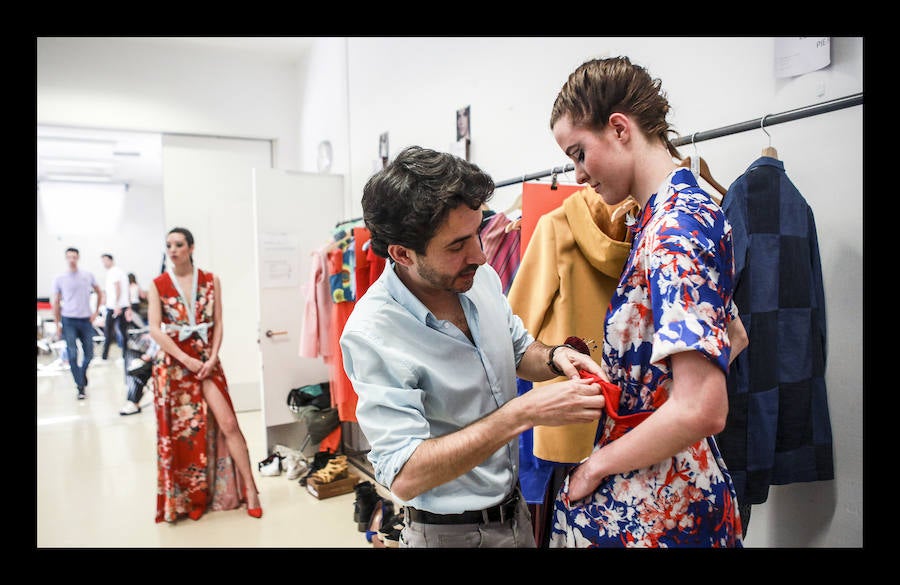 Siete diseñadores y dos grupos de universitarios muestran al público reunido en el Artium colecciones en las que han volcado toda su creatividad durante el Encuentro de Nuevos Creadores