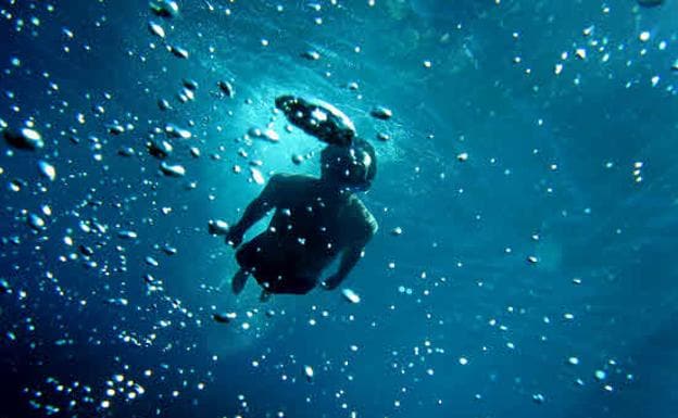Un hombre bucea en aguas del Mediterráneo.